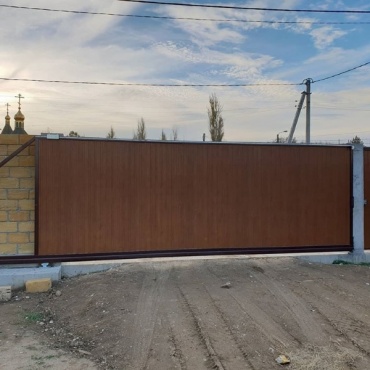 Ворота откатные на рельсе отделка под дерево 2300x1900